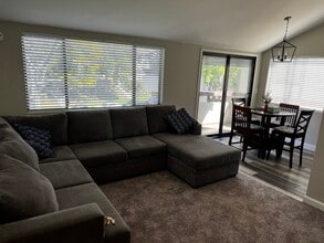 18197 Sundowner Way, Unit 812 in Santa Clarita, CA - Foto de edificio - Building Photo