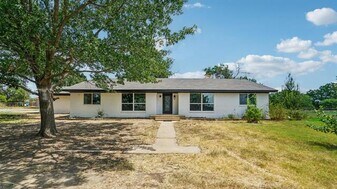 1222 Golden Hoof Dr in Krum, TX - Building Photo