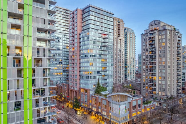 Metropolitan Towers in Vancouver, BC - Building Photo - Building Photo