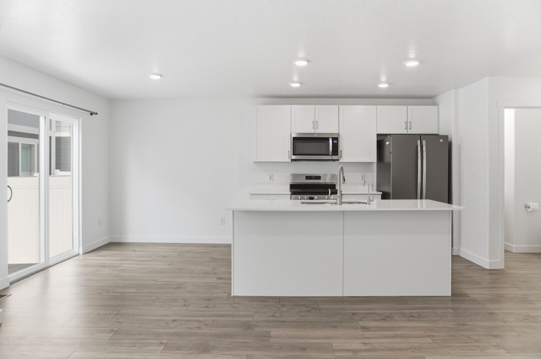 367 Navigator Ct in Saratoga Springs, UT - Building Photo