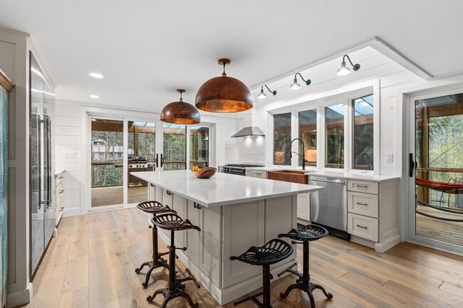 85 Hillcrest Dr in Highlands, NC - Building Photo - Building Photo