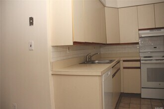 320 Post Ave-Unit -3J in Westbury, NY - Building Photo - Building Photo