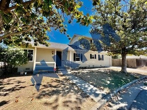 401 W Mariposa Ave in Stockton, CA - Building Photo - Building Photo