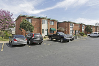 Town and Campus Apartments in Springfield, MO - Building Photo - Building Photo