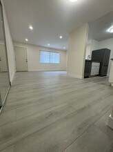 142 S Normandie Ave in Los Angeles, CA - Foto de edificio - Building Photo