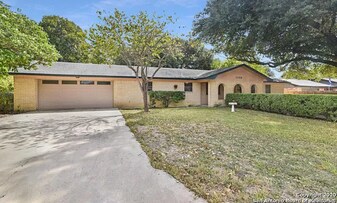 1250 E Common St in New Braunfels, TX - Building Photo