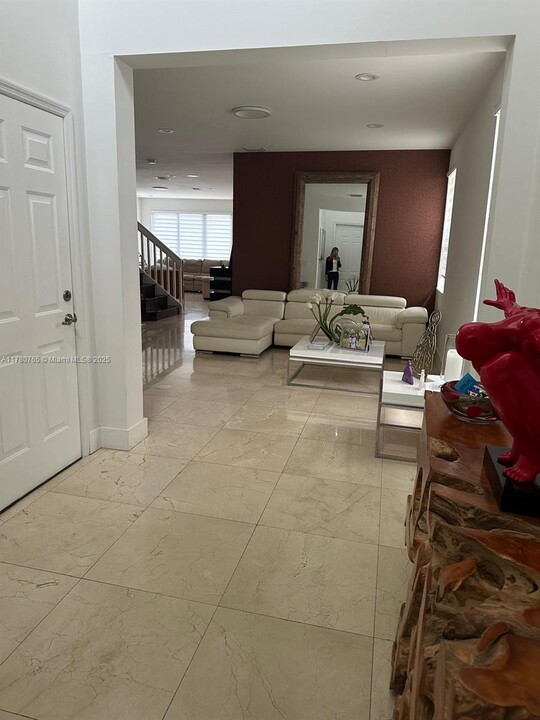 10423 NW 70th Ln in Doral, FL - Building Photo