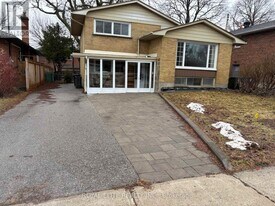 20 Shrewsbury Square in Toronto, ON - Building Photo
