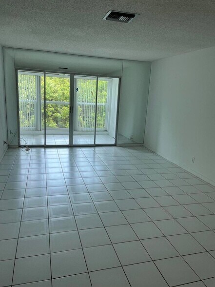 property at 13696 Vía Flora