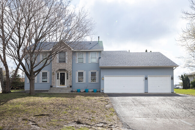 5570 Wood Duck Ct in Shoreview, MN - Building Photo - Building Photo