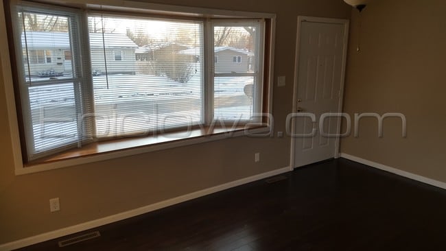 1092 Eisenhower Rd in Hiawatha, IA - Building Photo - Building Photo