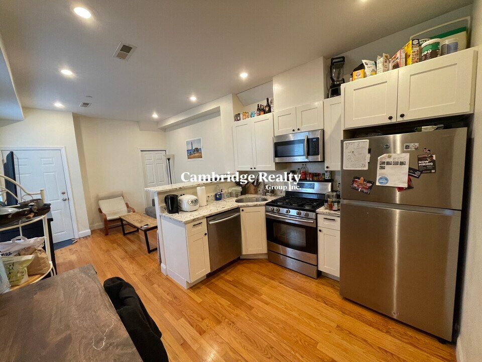 212 Green St, Unit T in Cambridge, MA - Building Photo