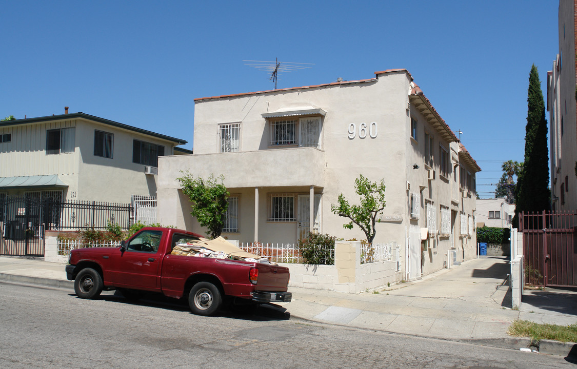 960 S Kingsley Dr in Los Angeles, CA - Building Photo