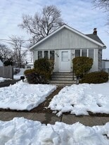 116 W Belle Terre Ave in Lindenhurst, NY - Building Photo