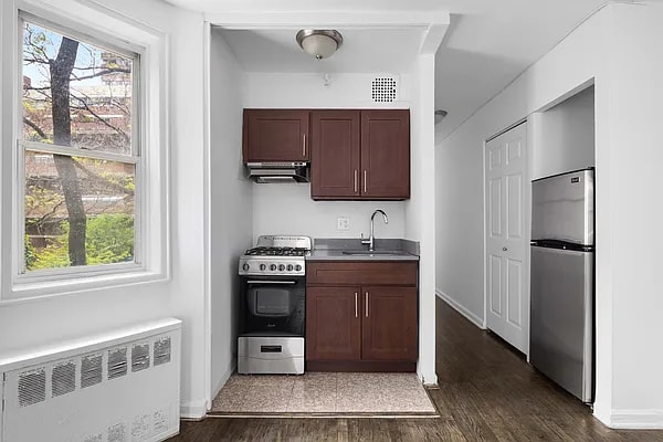 311 E 25th St, Unit E3 in New York, NY - Building Photo - Building Photo