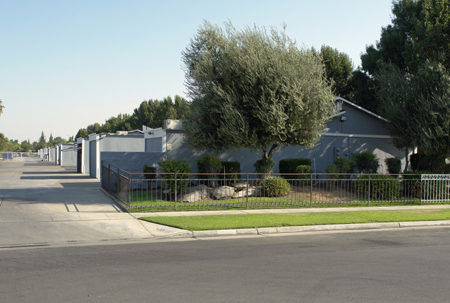 Clay Gardens Apartments in Fresno, CA - Building Photo - Building Photo