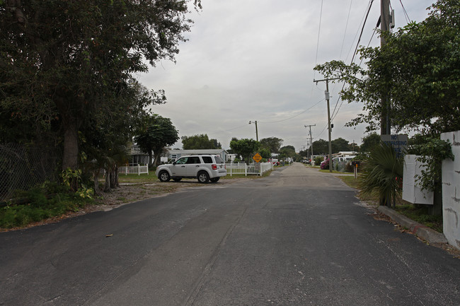 Casa Loma Mobile Home Park in West Palm Beach, FL - Building Photo - Building Photo