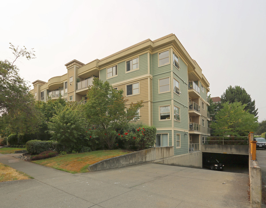 Meares Park Place in Victoria, BC - Building Photo