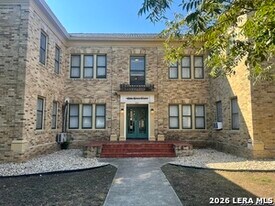 128 W Magnolia Ave in San Antonio, TX - Building Photo