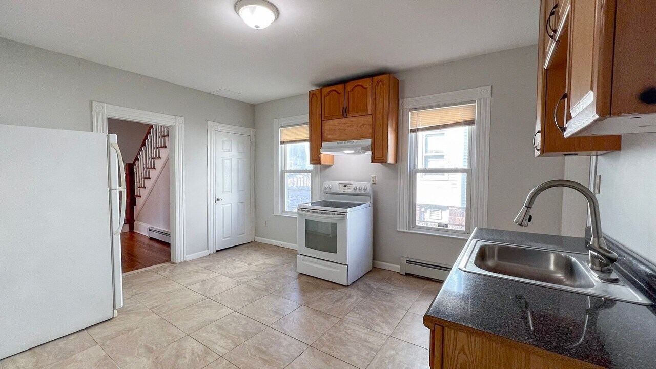 26 W Raymond St in Hartford, CT - Foto de edificio
