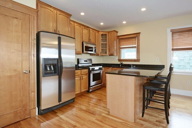 454 E 8th St, Unit 3