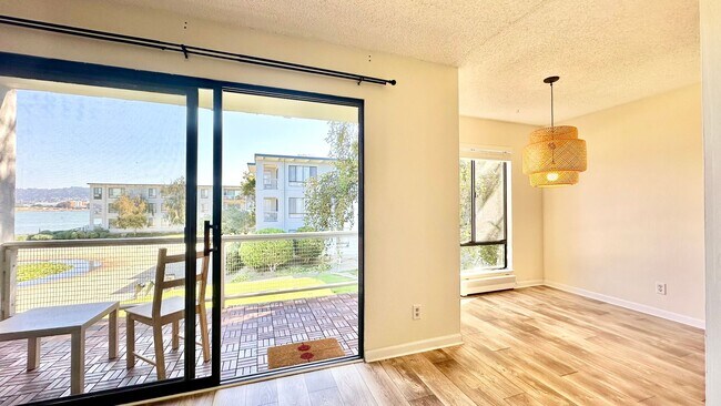 8 Admiral Dr in Emeryville, CA - Building Photo - Building Photo