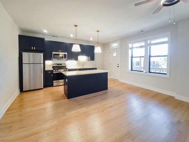 2020 W Montrose Ave, Unit 3A in Chicago, IL - Building Photo - Building Photo