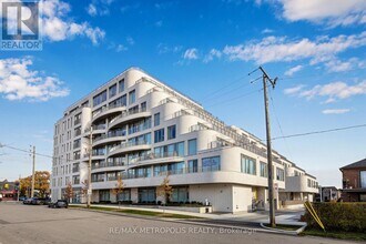 689 The Queensway in Toronto, ON - Building Photo - Building Photo