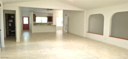 315 Cleveland Ave in Lehigh Acres, FL - Foto de edificio - Building Photo