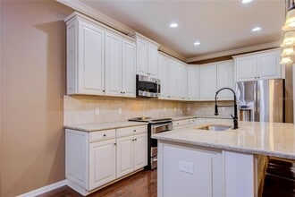 1122 Oakcrest Dr in Brandon, FL - Building Photo - Building Photo