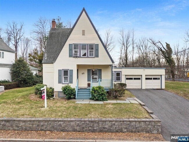 property at 6 Cottage Pl