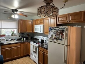 484 Moriches-Middle Island Road in Manorville, NY - Foto de edificio - Building Photo