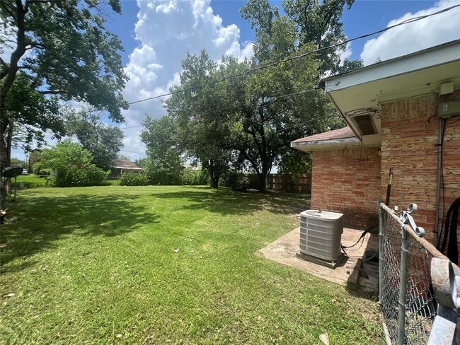 208 Sands St in Angleton, TX - Building Photo - Building Photo