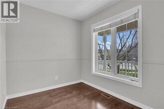 115 Daimler Dr in Kitchener, ON - Building Photo - Building Photo