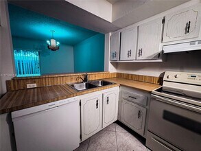 7569 W Sunrise Blvd in Plantation, FL - Building Photo - Building Photo