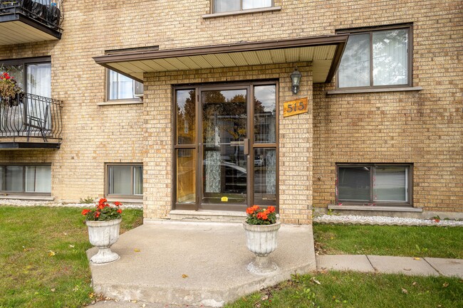 515 Laval Boul in Laval, QC - Building Photo - Building Photo
