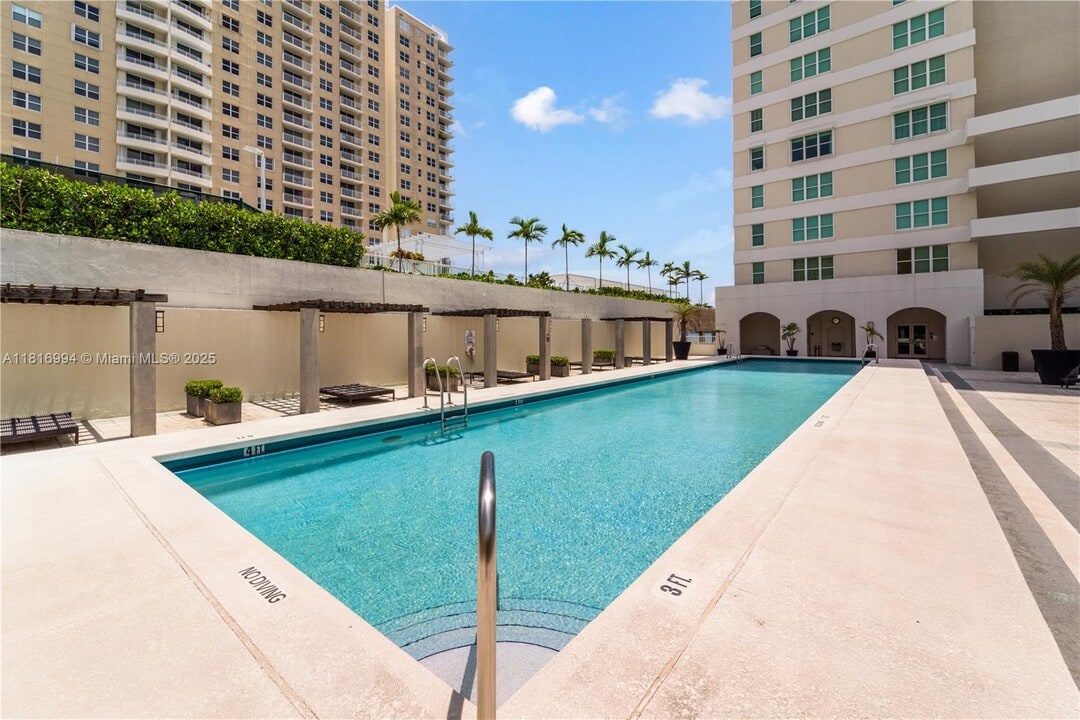 800 Claughton Island Dr in Miami, FL - Building Photo
