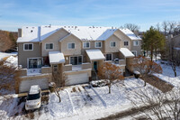 344-358 Brickyard Dr in Chaska, MN - Foto de edificio - Building Photo