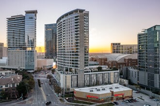 Cirque Residences in Dallas, TX - Foto de edificio - Building Photo