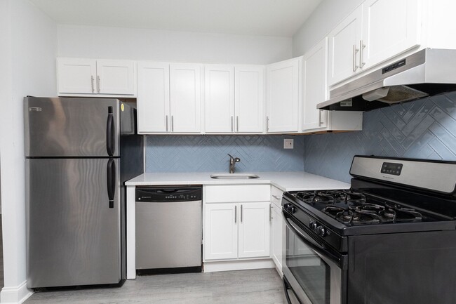 Hamilton Court East Apartments in Bensalem, PA - Building Photo - Building Photo
