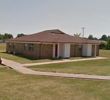 113 Hillview Apt Dr in Mc Kenzie, TN - Building Photo