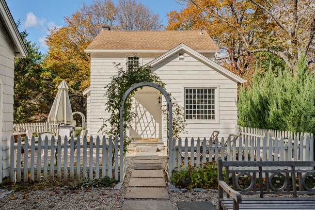 105 Sill Ln in Old Lyme, CT - Building Photo - Building Photo