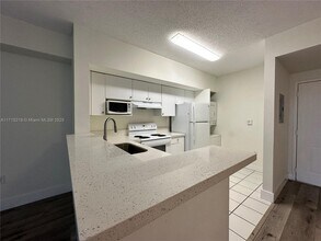 5077 NW 7th St, Unit 609 in Miami, FL - Building Photo - Building Photo