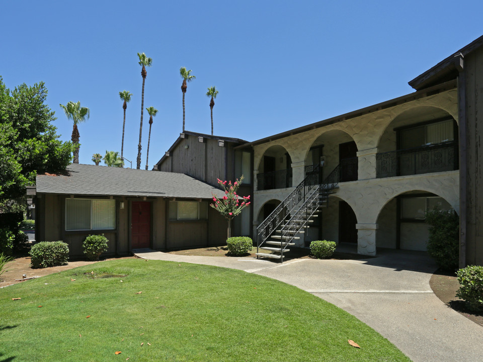 Casa Del Rey Apartments in Fresno, CA - Building Photo