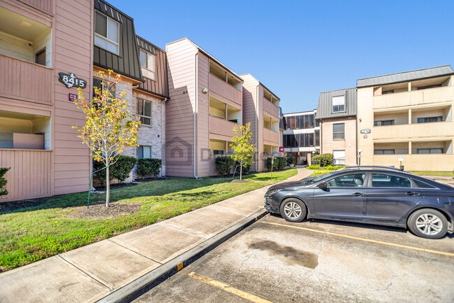 8415 Hearth Dr, Unit Apt 34 in Houston, TX - Building Photo - Building Photo