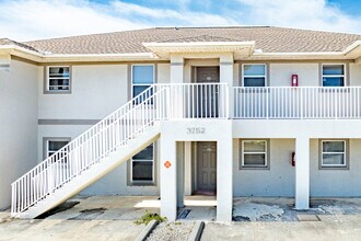 Santa Barbara Commons in Cape Coral, FL - Foto de edificio - Building Photo