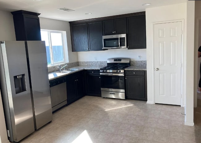 1321 Celestial Wy in Arvin, CA - Building Photo - Building Photo