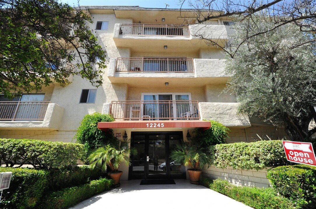 12245 Chandler Blvd, Unit 209 in Los Angeles, CA - Building Photo