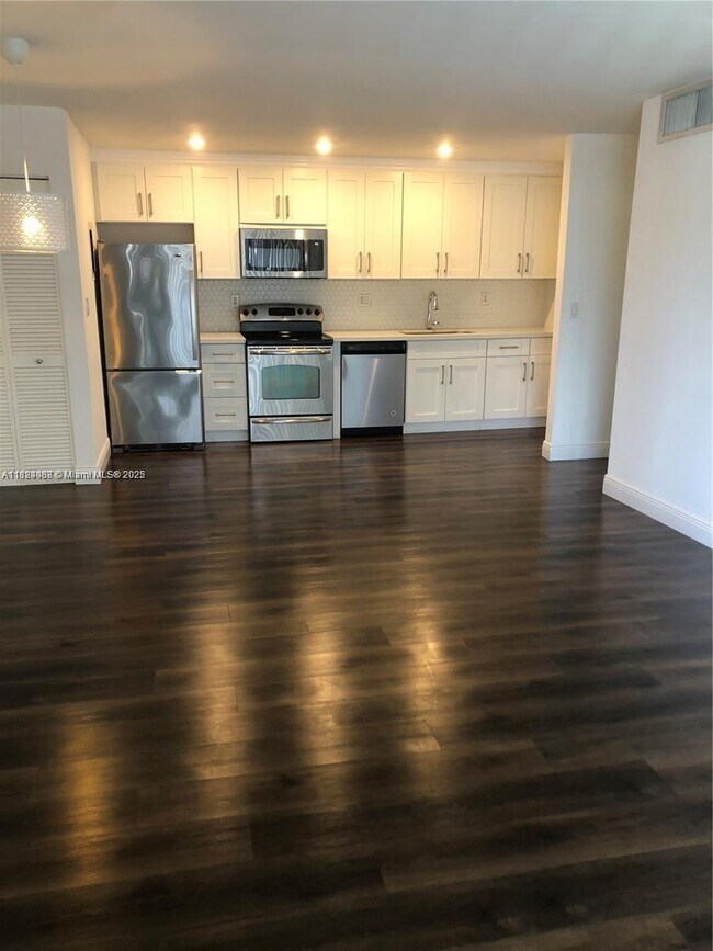 4460 NW 79th Ave in Doral, FL - Building Photo - Building Photo