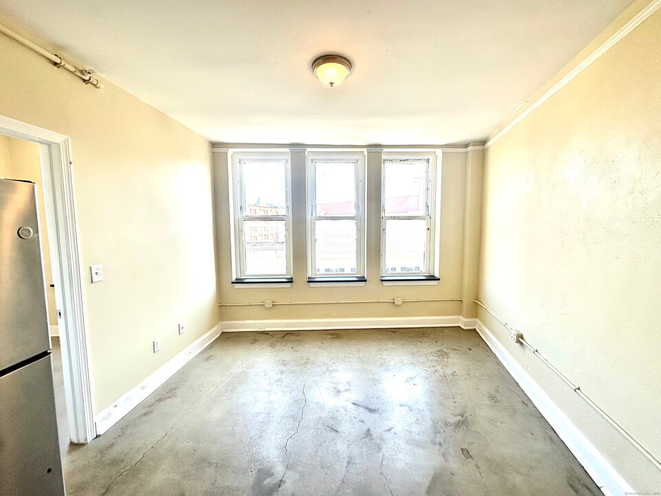 77 Bank St in Waterbury, CT - Building Photo